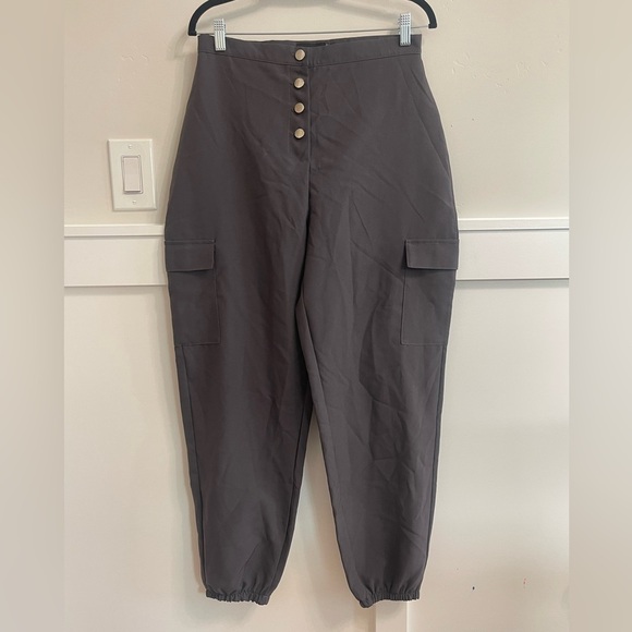 🍓 Pretty Little Thing Dark Gray Pocket Detail Cargo Pants
Size 8 EUC - Picture 5 of 5